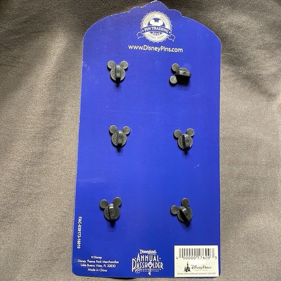 DLR AP Cameos with Character Pin Set - Picture 2 of 3